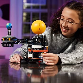LEGO Technic | Planeta Tierra y Luna en Órbita | 526 Piezas | +10 Años